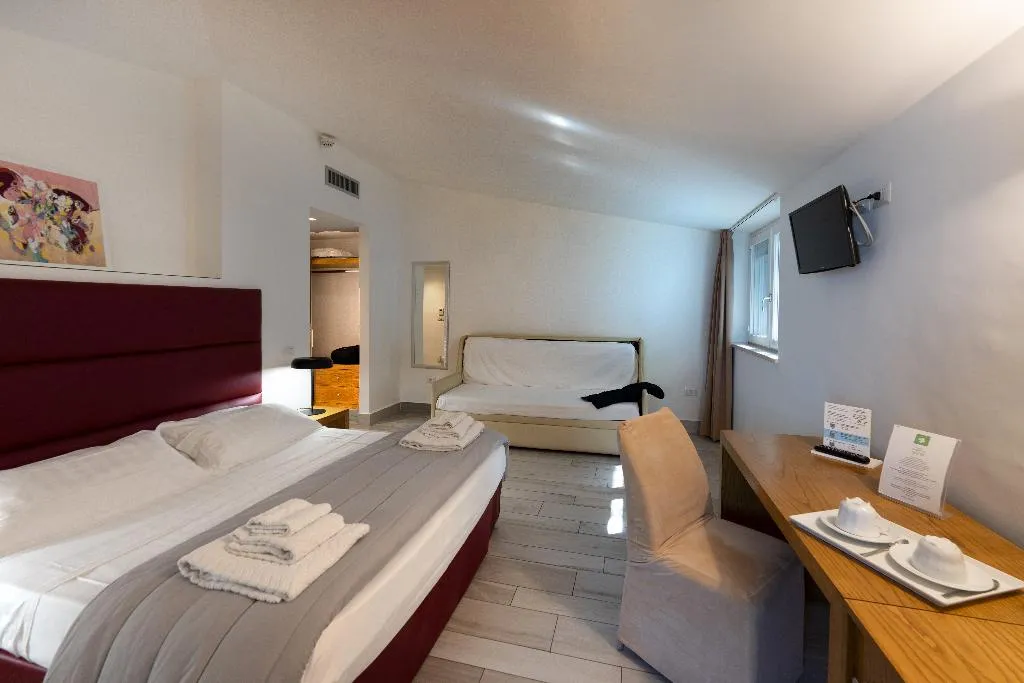 DOUBLE SUPERIOR Room, Relais Manfredi, Naples