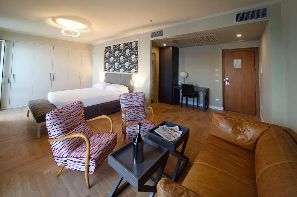 Room, Villa Paradiso, Milan