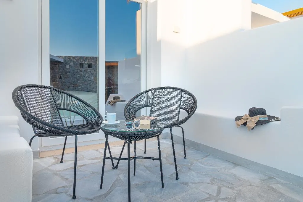 QUADRUPLE DELUXE POOL VIEW Room, Omnia Mykonos Boutique Hotel & Suites, Mykonos