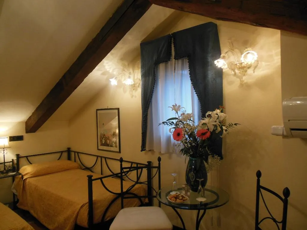TRIPLE STANDARD Room, Ca' Riccio, Venice