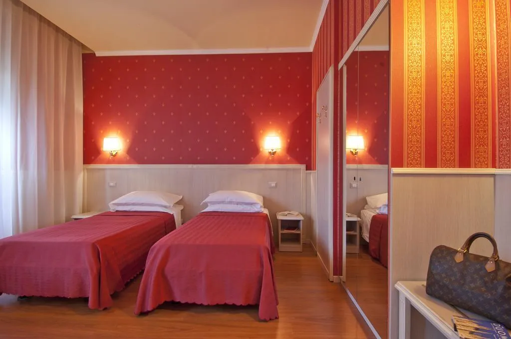 Room, Garda, Milan