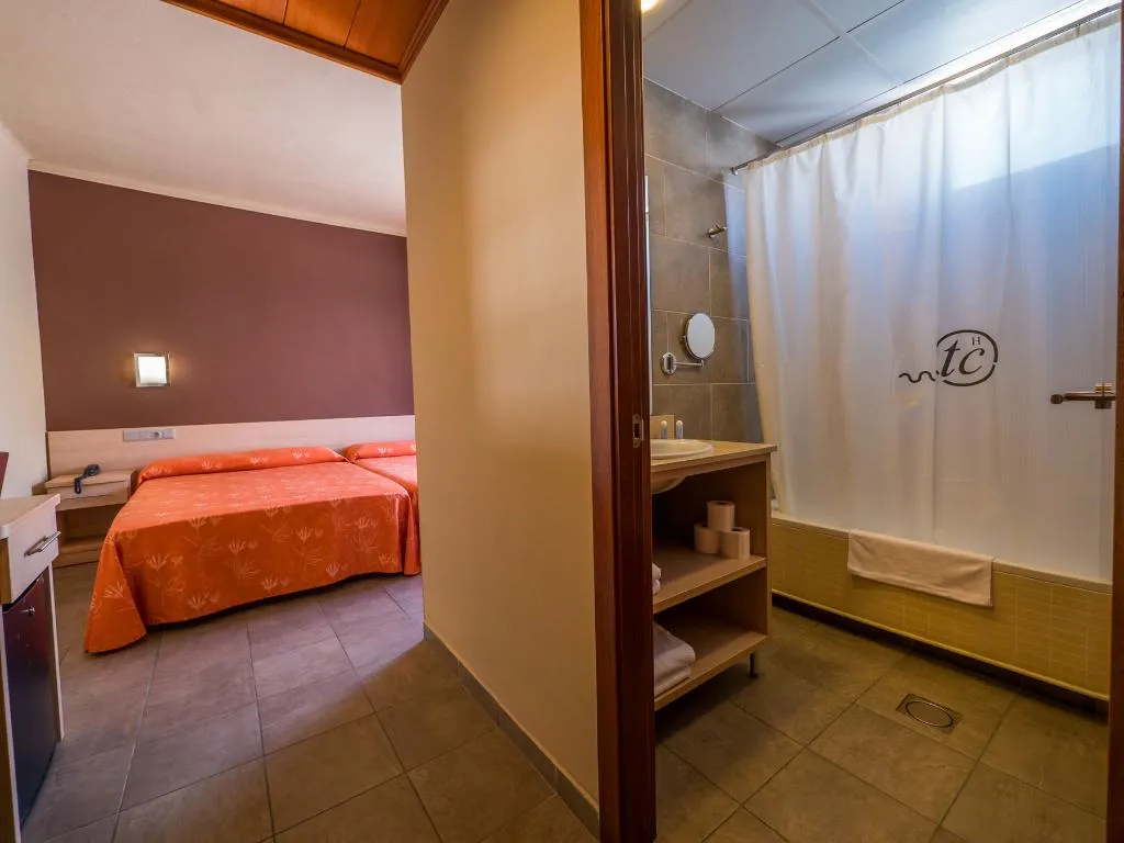 Double or Twin CAPACITY 4 Room, Tossa Beach Center, Costa Brava
