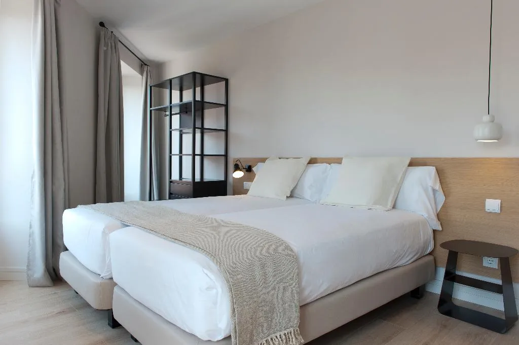 APARTMENT TWO BEDROOMS TWO BATHROOMS Room, MH Apartments Central Madrid, Madrid