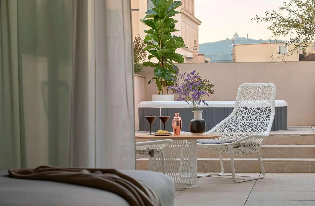 SUITE WITH JACUZZI Room, ME Barcelona, Barcelona
