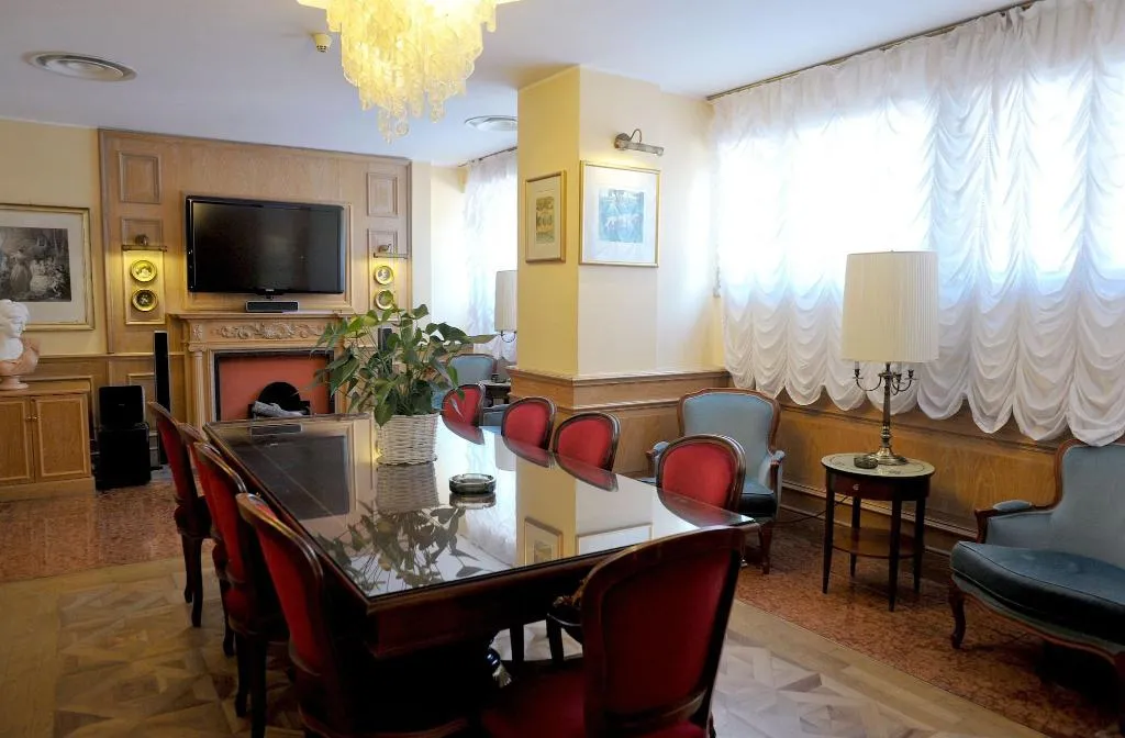 Lobby, Santa Barbara, Milan