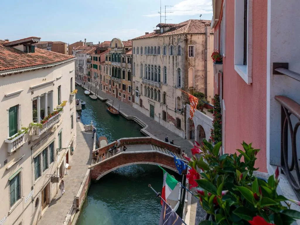 TRIPLE DELUXE CANAL VIEW Room, Papadopoli Hotel Venezia - MGallery Collection, Venice