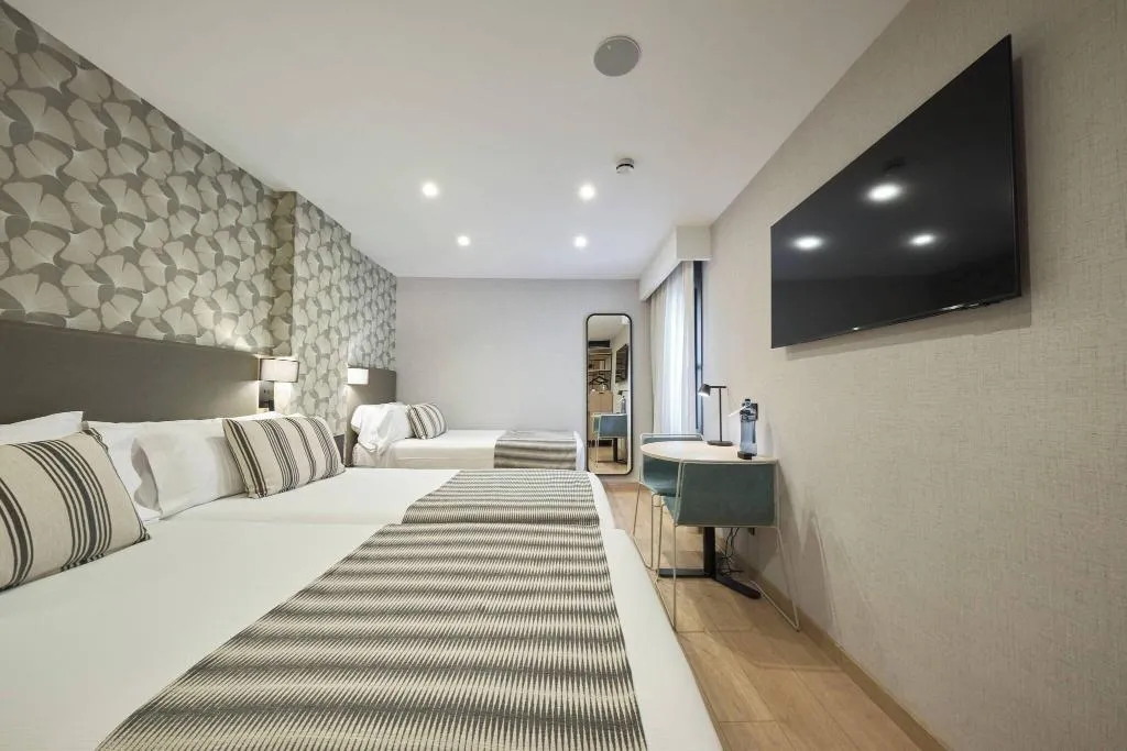 TRIPLE PREMIUM Room, Catalonia Park Güell, Barcelona