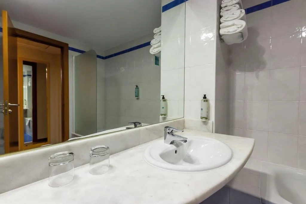 TRIPLE STANDARD Room, Travelodge Madrid Alcala de Henares, Madrid