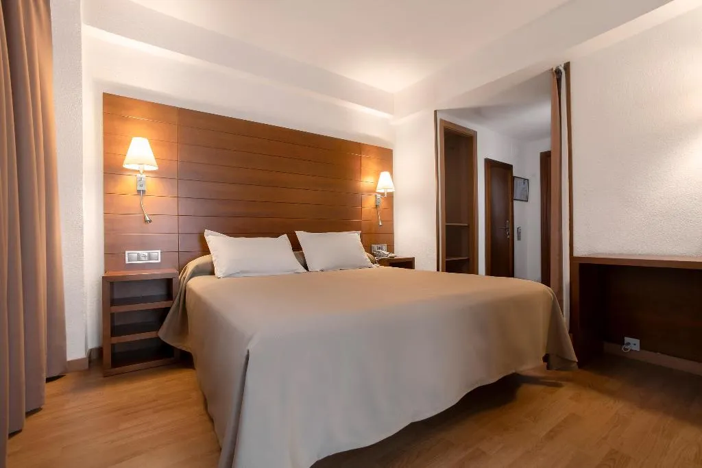 DOUBLE STANDARD Room, Corregidor, Madrid