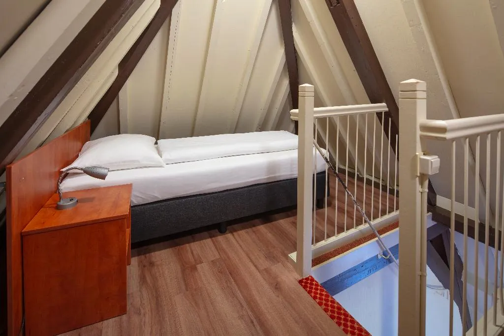 APARTMENT STANDARD Room, A-train, Amsterdam