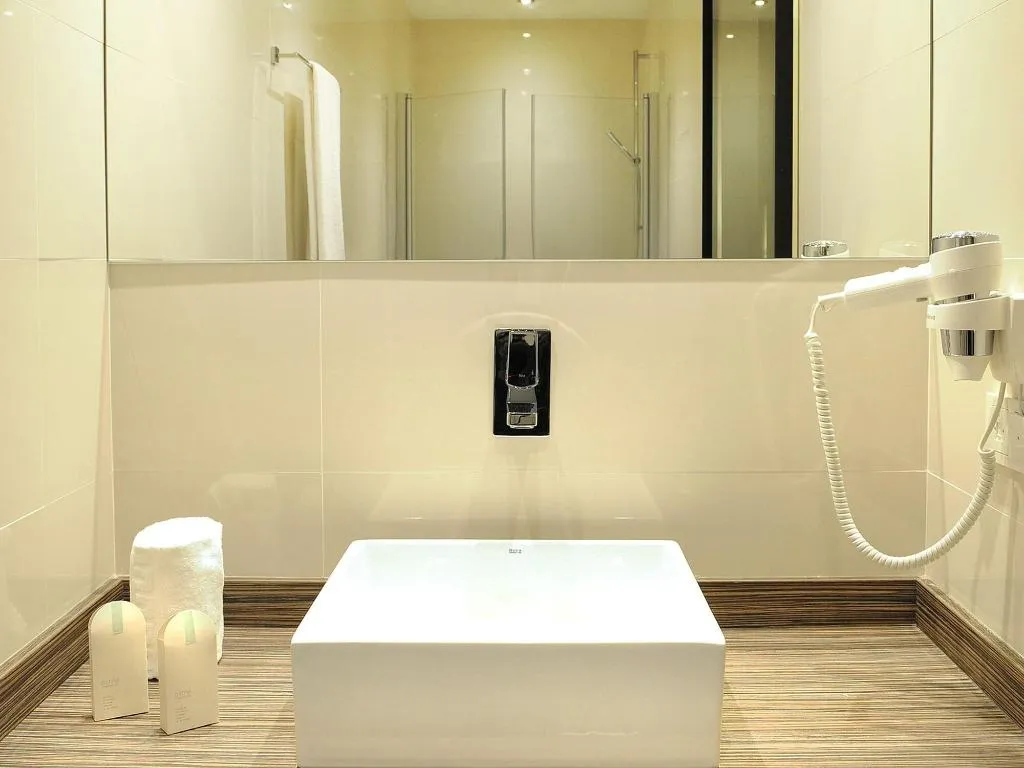 Room, Air Rooms Madrid by HelloSky, Madrid