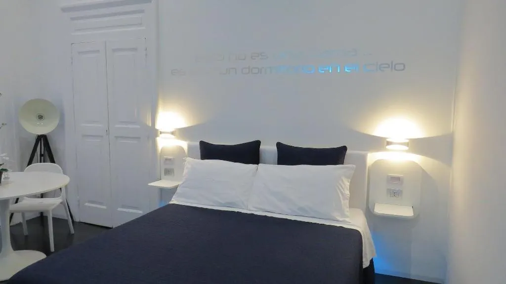 Room, Skyhouse Chiatamone, Naples