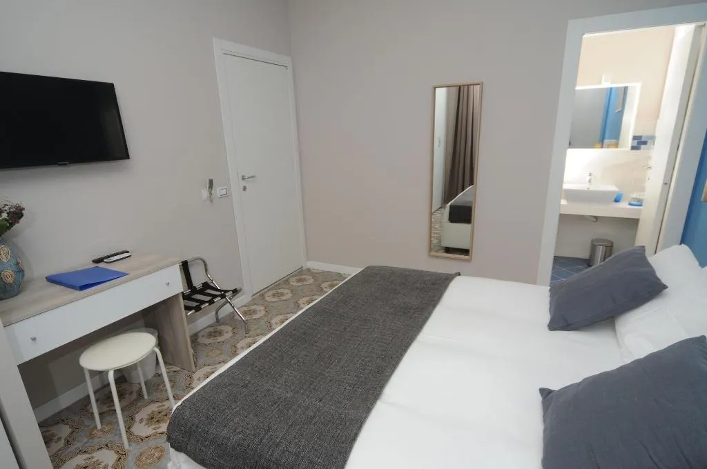 Room, La Casa Di Giorgio, Naples