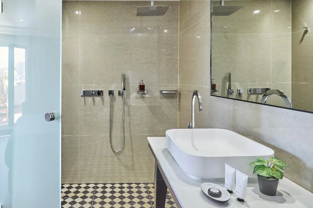 TRIPLE BASIC Room, Hotel Cortes Rambla, Barcelona