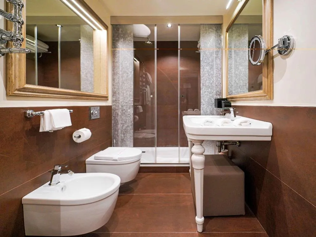 TRIPLE DELUXE CANAL VIEW Room, Papadopoli Hotel Venezia - MGallery Collection, Venice