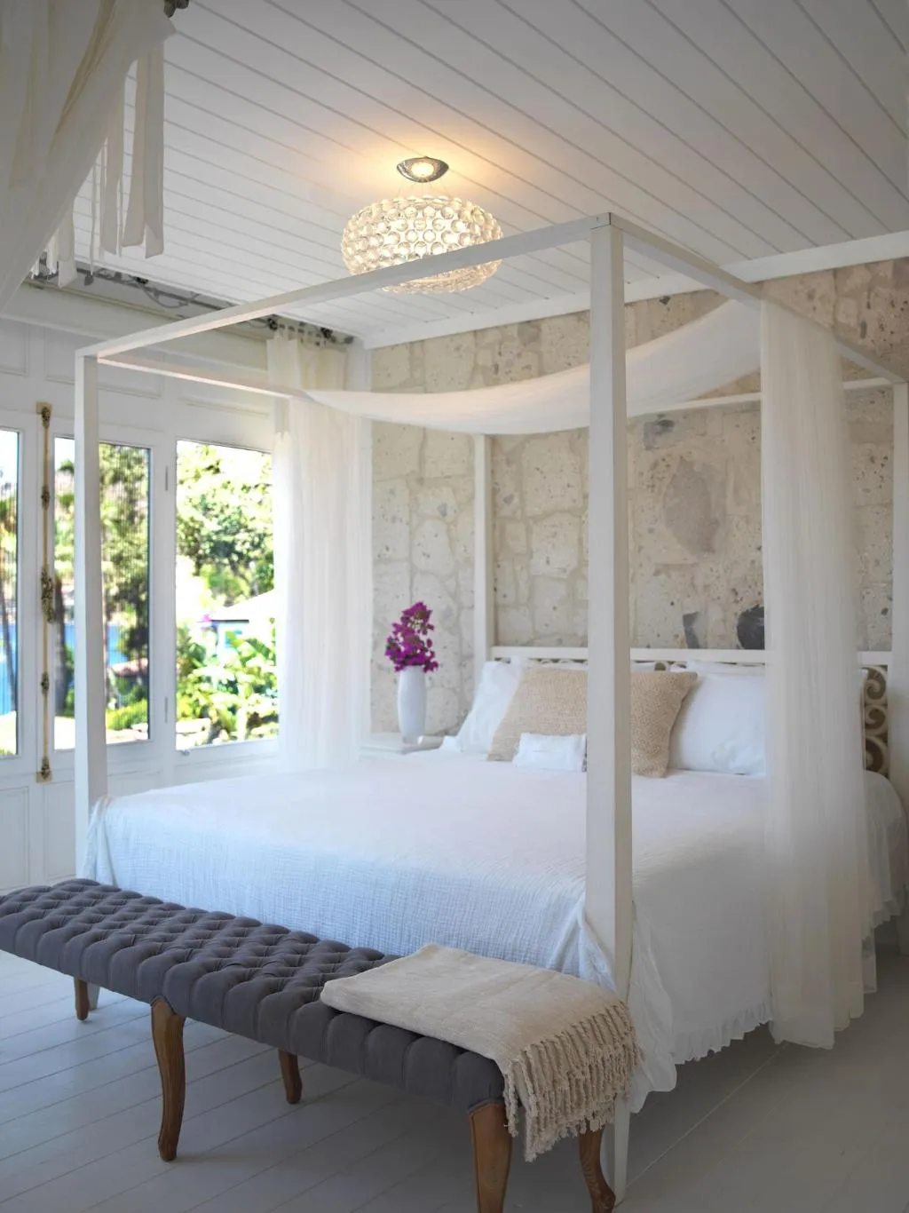 Room, Sabrina's Haus, Dalaman
