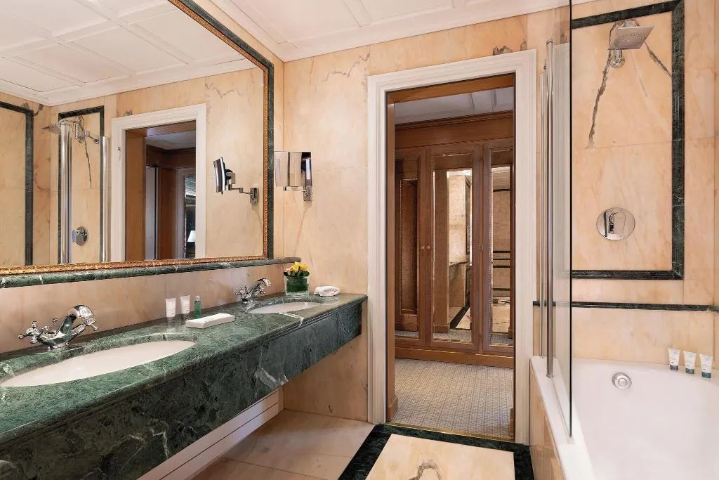 SUITE EXECUTIVE KING BED Room, The Westin Palace Milan, Milan