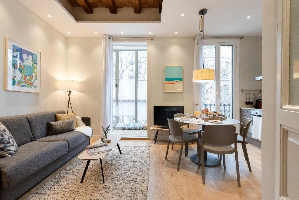 APARTMENT CAPACITY 4 TWO BEDROOMS Room, Aspasios Urquinaona Design, Barcelona