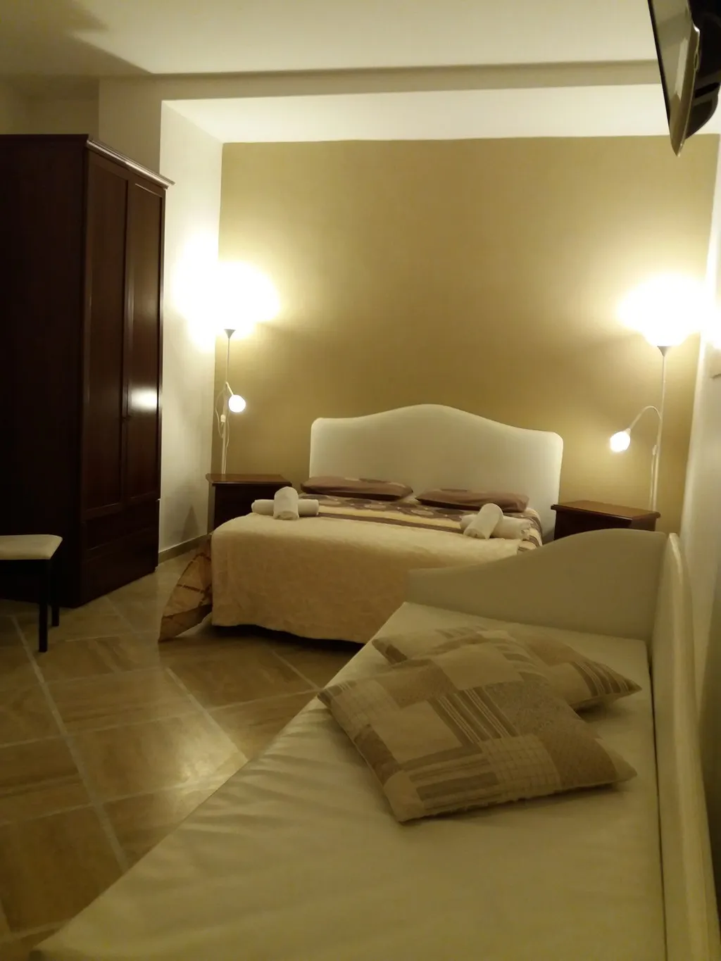 Double or Twin ECONOMY Room, Sorrento Town Suites, Naples