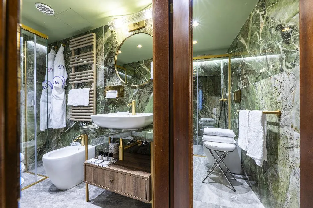 Double or Twin DELUXE CANAL VIEW Room, Colombina, Venice