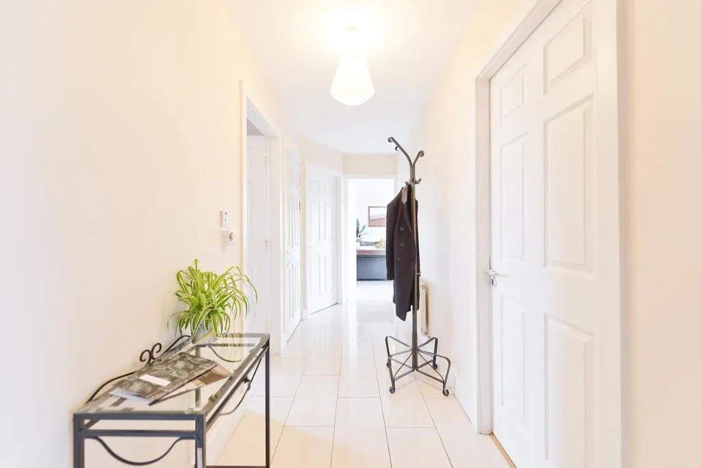 APARTMENT THREE BEDROOMS Room, Pearse Street Suites, Dublin