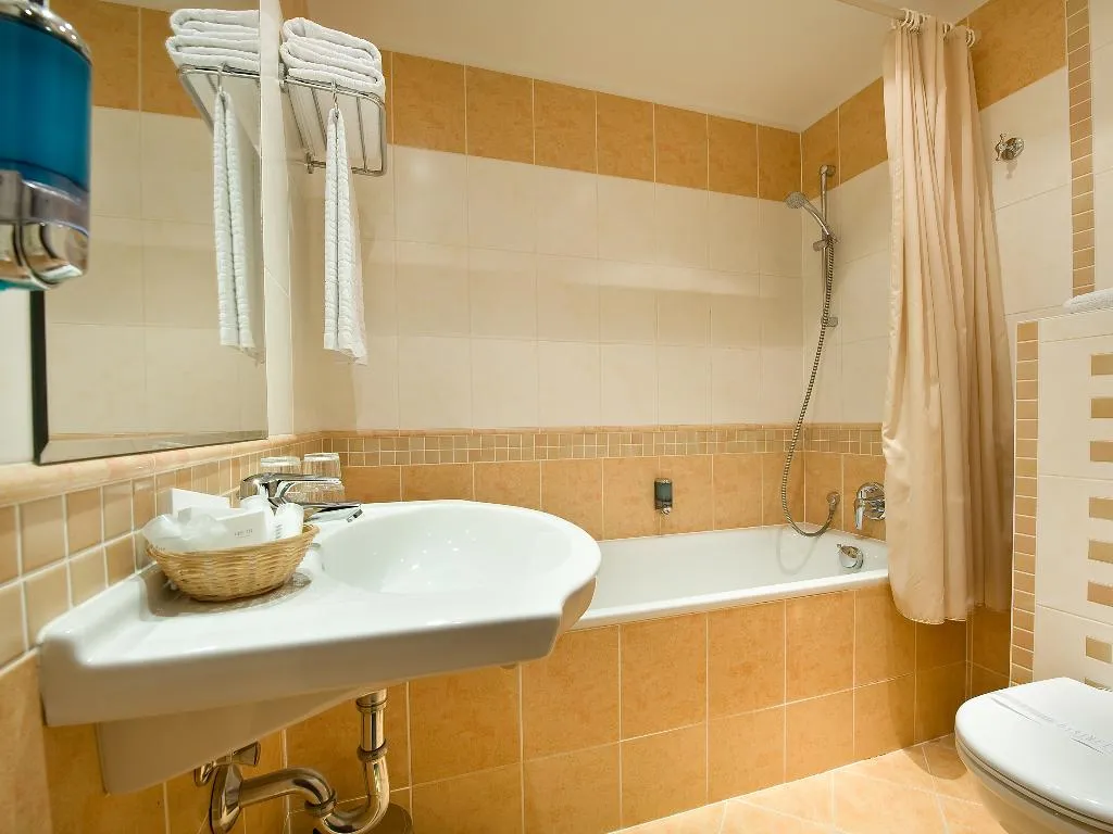 SUITE CAPACITY 5 Room, EA Hotel Rokoko, Prague
