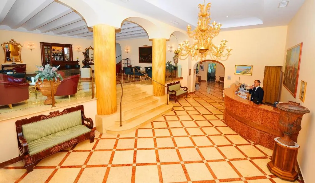 Lobby, Antiche Mura, Naples