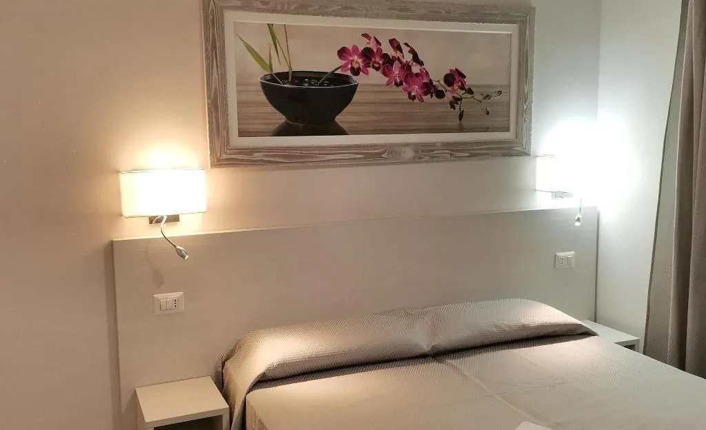 Room, Angelica, Naples