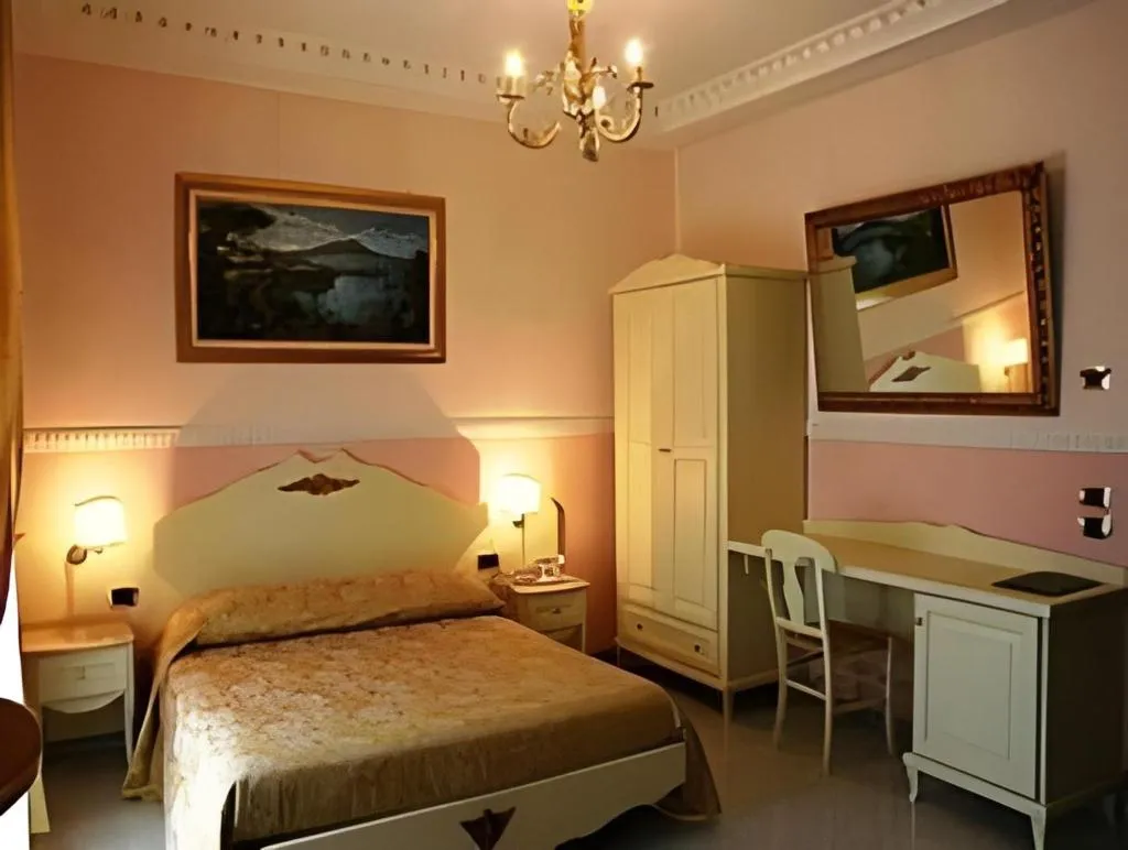 Room, Luxor Hotel, Naples