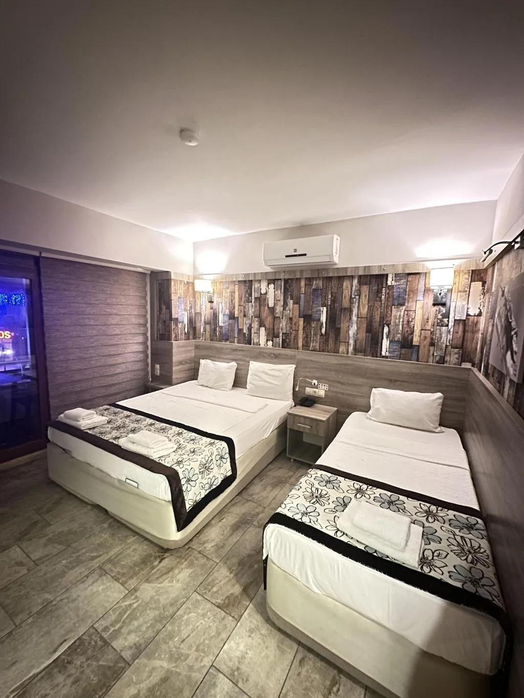 Room, Street61 Studios, Dalaman