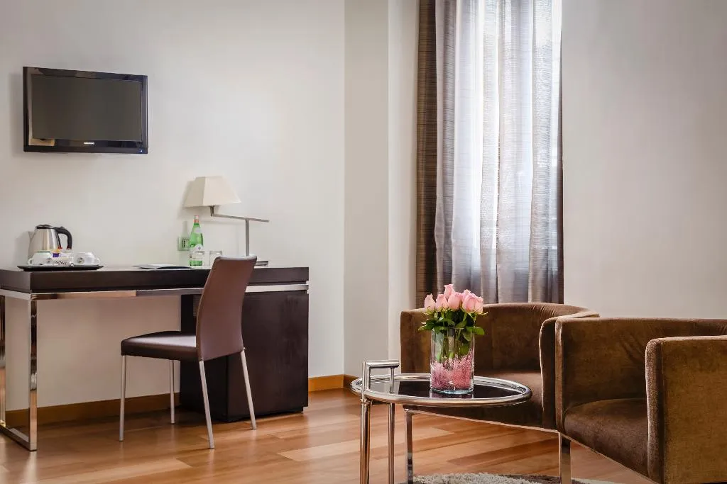 JUNIOR SUITE STANDARD Room, Eurostars Roma Aeterna, Naples