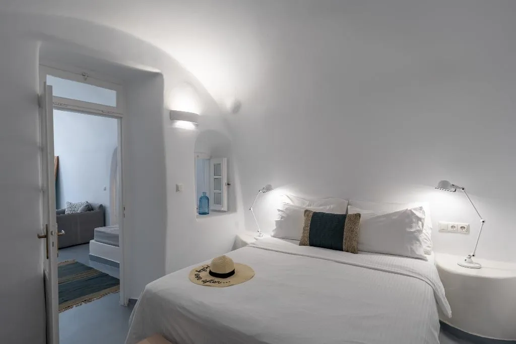 SUITE CAPACITY 4 Room, Cliffside Suites, Santorini