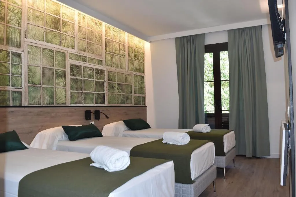 TRIPLE WITH VIEWS Room, Casp Green House, Barcelona