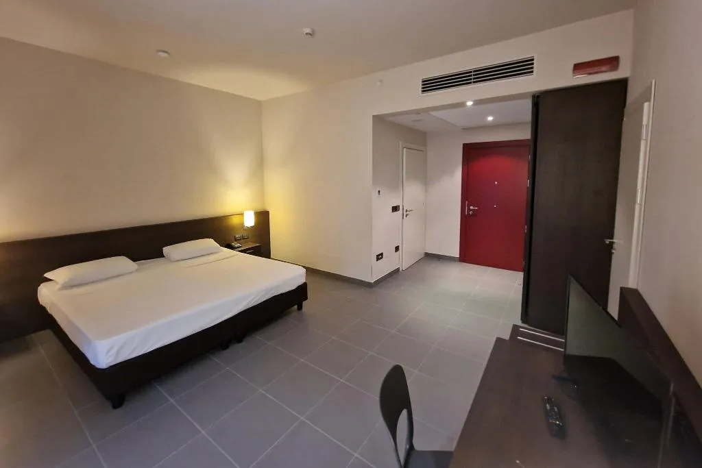 DOUBLE KING SIZE BED Room, Inn Naples Airport, Naples
