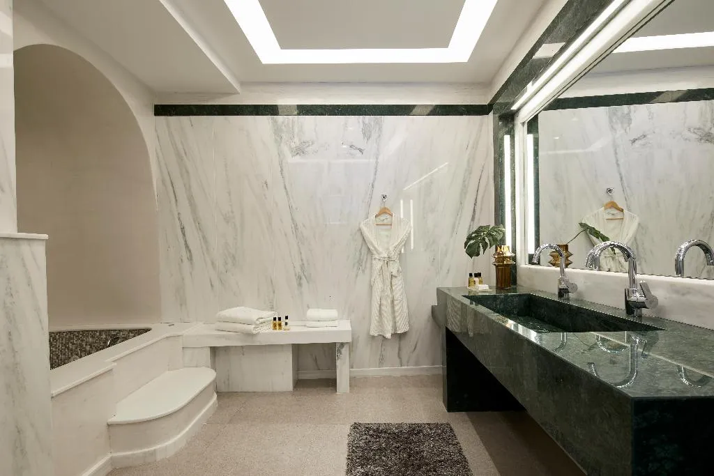 SUITE DELUXE WITH JACUZZI Room, Petit Palace, Santorini