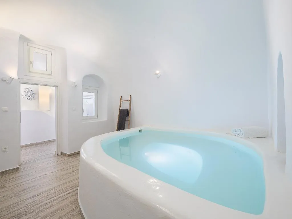 SUITE WITH JACUZZI Room, On The Rocks Hotel, Santorini