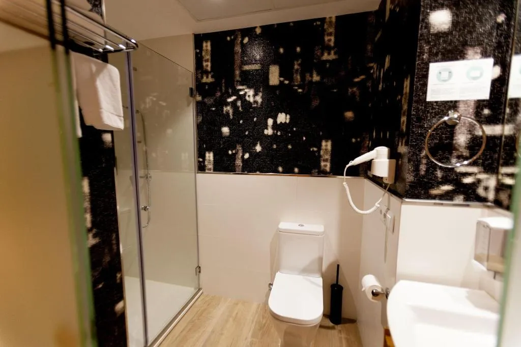 Room, Host & Home, Valencia