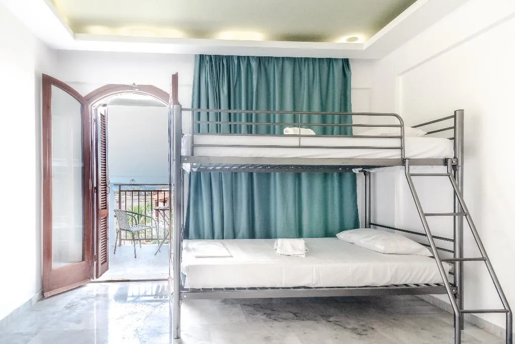 QUADRUPLE ONE BEDROOM ONE BATHROOM Room, Prince Of Lillies, Crete