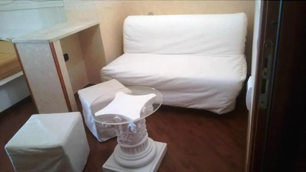 Room, Bed And Breakfast Medea, Naples