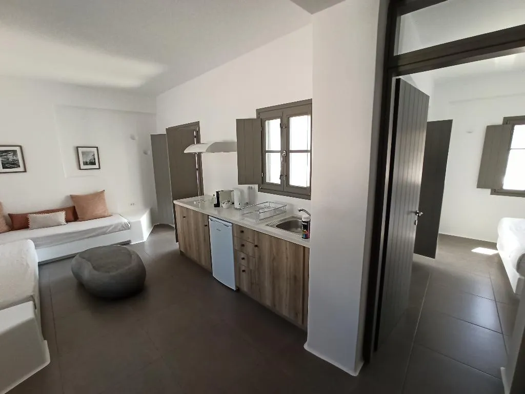 SUITE WITH PRIVATE POOL Room, Amphitrite Suites Santorini, Santorini