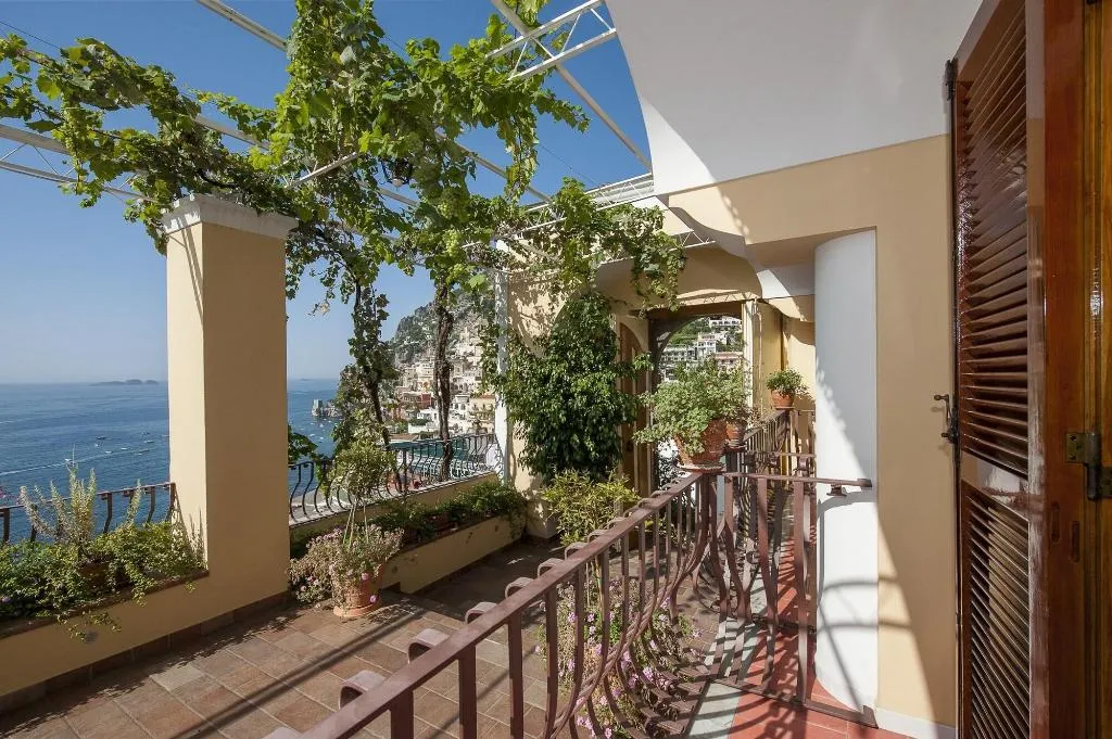Room, California, Naples