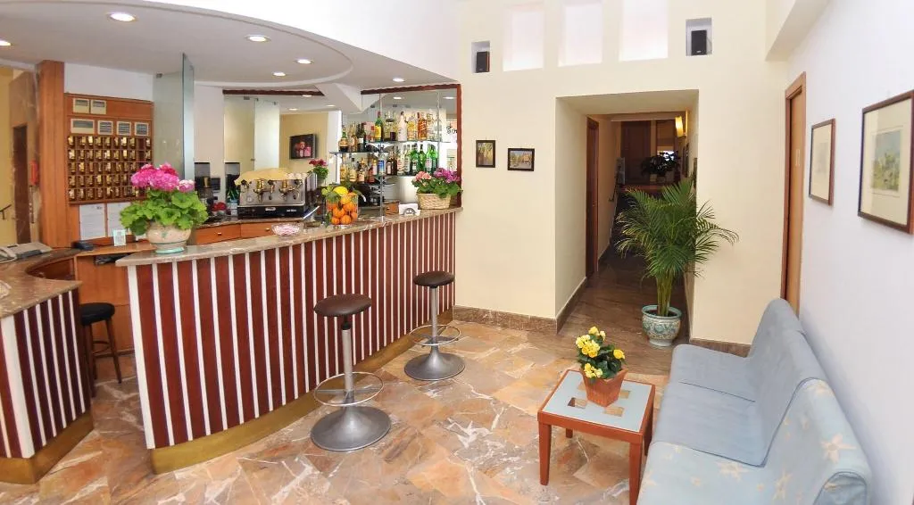 Lobby, Tourist, Naples