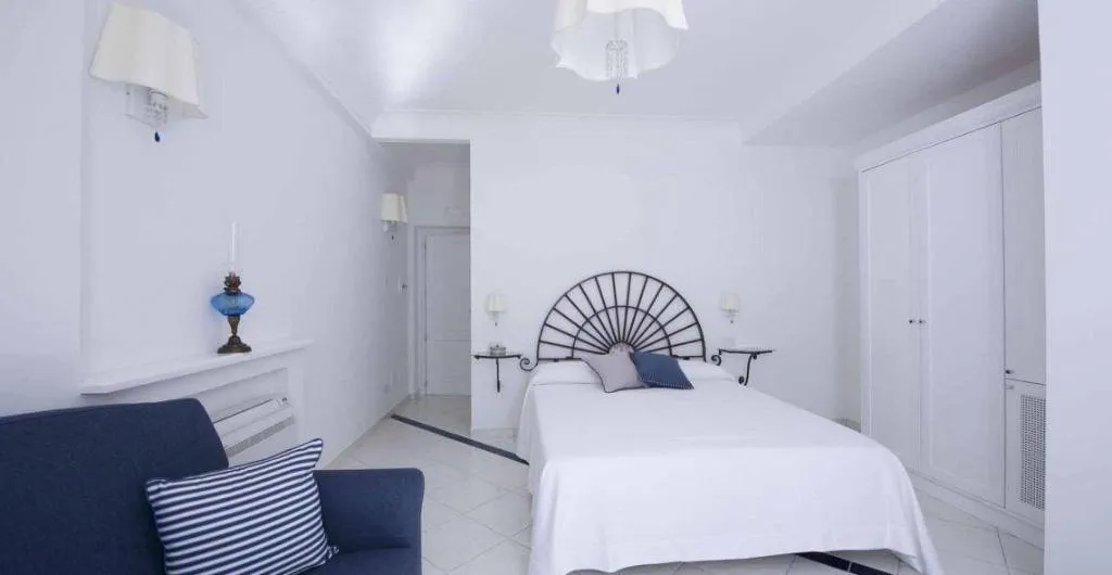 Room, La Valle Delle Ferriere, Naples