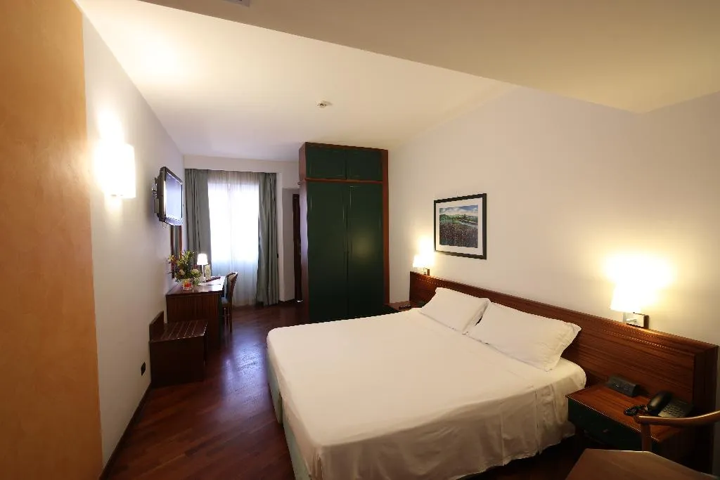 Double or Twin STANDARD Room, Grande Albergo Maugeri, Catania