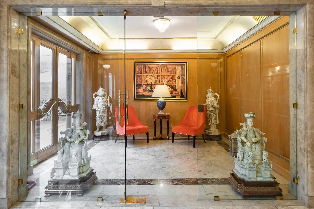 Lobby, River Chateau, Rome