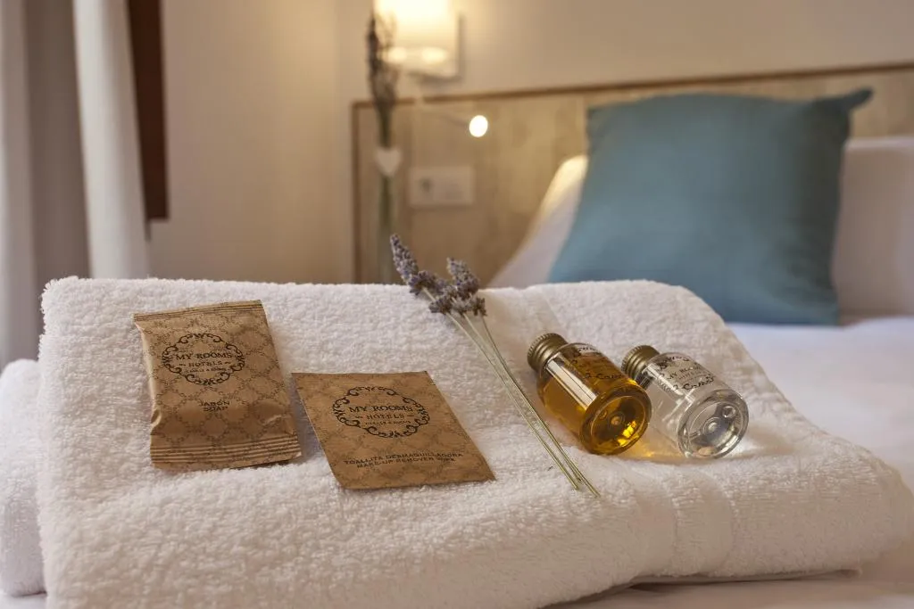 TRIPLE BASIC Room, Casal de Petra - Rooms & Pool, Majorca