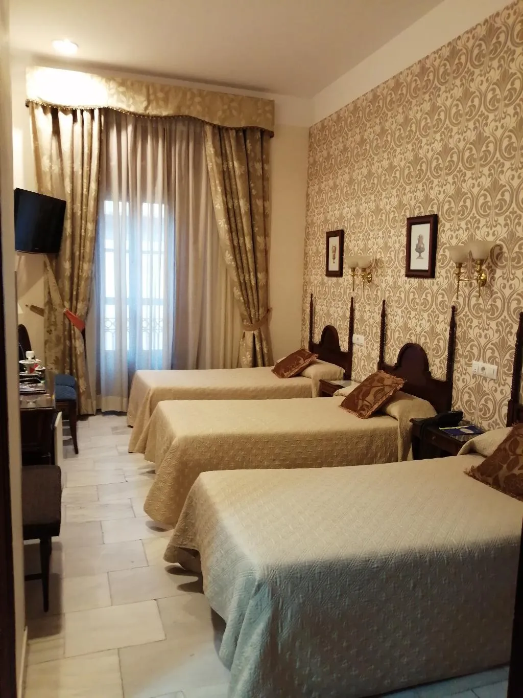 Room, Europa, Seville