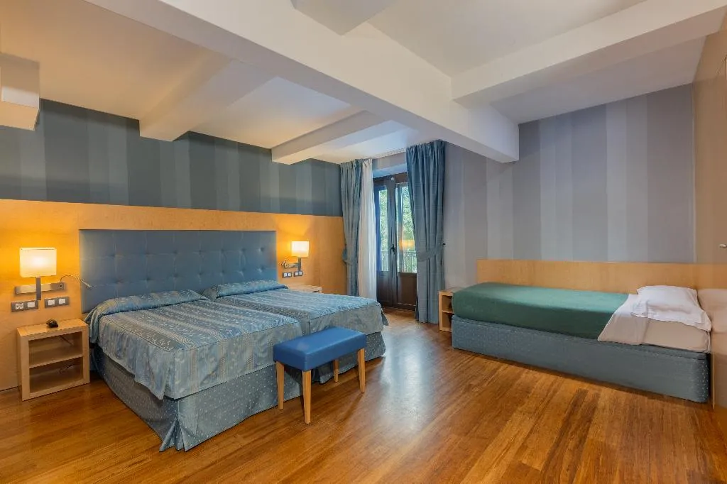 TRIPLE WITH BALCONY Room, Del Mar, Barcelona