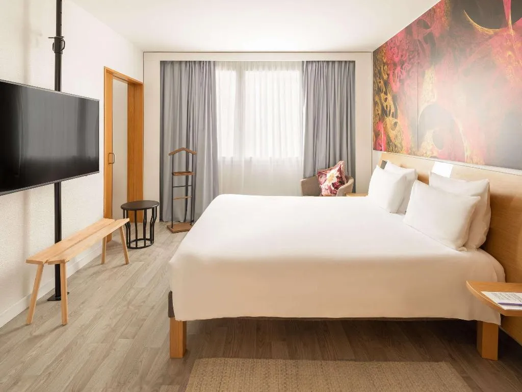 SUITE KING SIZE BED Room, Novotel Barcelona Cornella, Barcelona