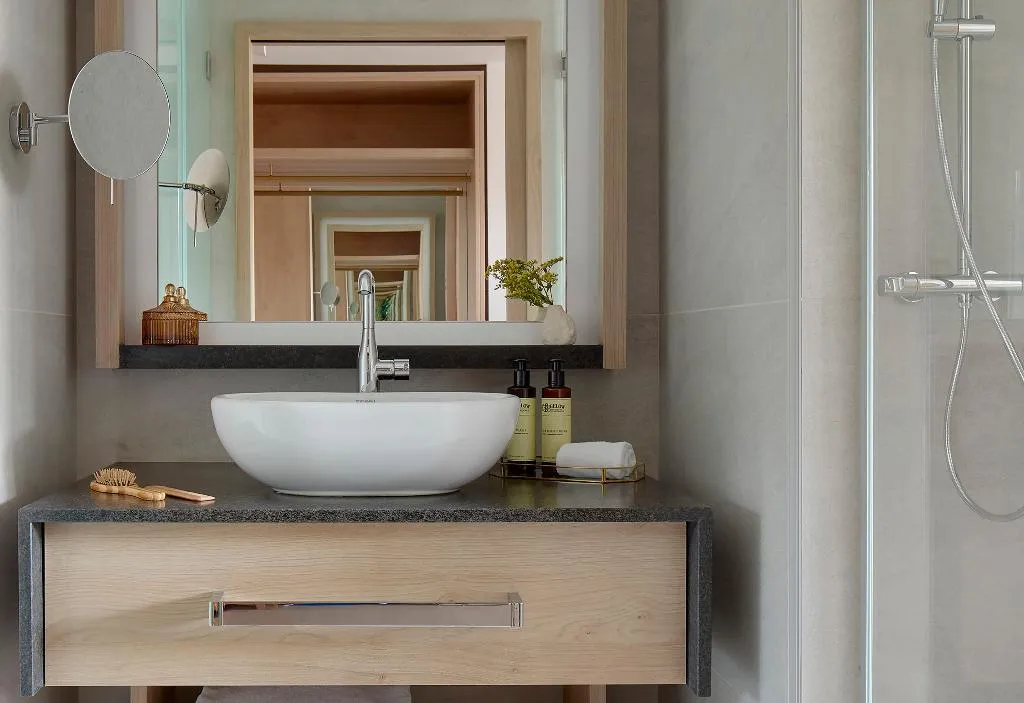SUITE WITH JACUZZI Room, ME Barcelona, Barcelona
